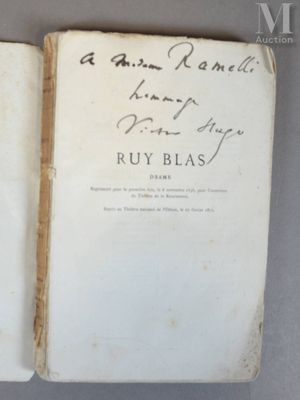 un vieux livre écrit posé sur une table