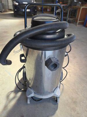 un aspirateur posé sur un chariot dans un garage