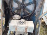 une machine qui est posée dans l'herbe, dehors
