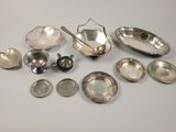 beaucoup de plats et de cuillères en argent sur la table