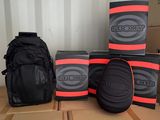 plusieurs cartons contenant du matériel de skateboard sont empilés les uns sur les autres