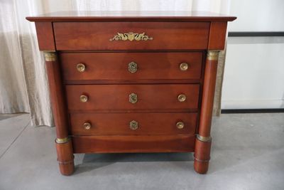 une image d'une commode en bois avec un plateau en marbre