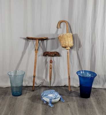 trois vases et un panier posés côte à côte sur le sol