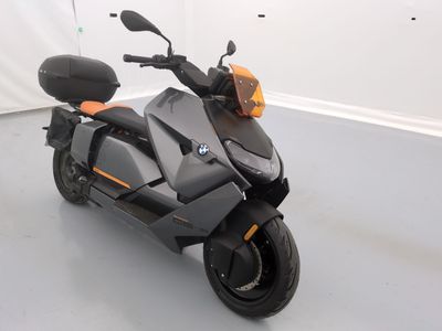 une photo d'une moto noire et orange garée dans un garage