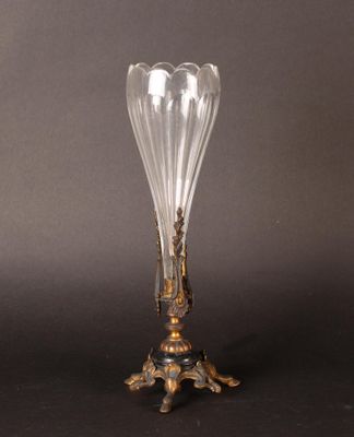 Bouquetière en bronze doré et cristal. Verre manquant.