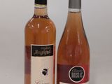 deux bouteilles de vin posées l'une à côté de l'autre sur une table