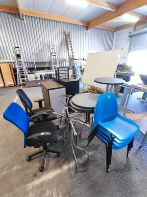 plusieurs chaises et tables dans une pièce où se trouvent de nombreux meubles