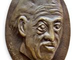 un gros plan d'une plaque en bronze sur laquelle figure le visage d'un homme