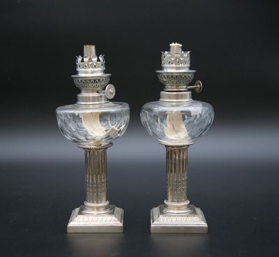 paire de bougeoirs anciens en métal argenté avec verre gravé