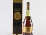 une bouteille de brandy avec un coffret sur fond blanc