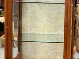 une vitrine avec une porte vitrée dans une pièce