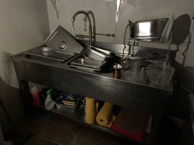 un évier de cuisine avec un plan de travail encombré