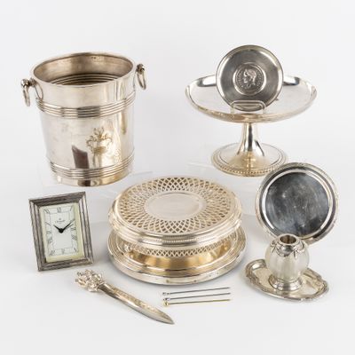 plusieurs objets en argent, notamment une horloge, un plat en argent et une coupe en argent