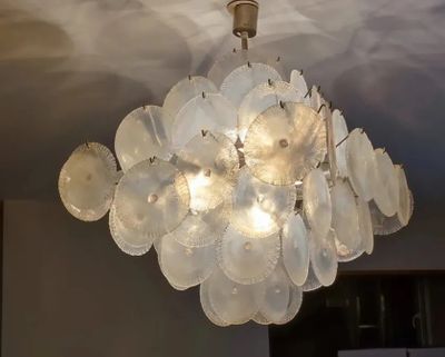 un lustre composé d'assiettes en plastique suspendues au plafond