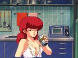 une femme tenant une canette de bière dans une cuisine
