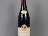 une bouteille de vin posée sur une table
