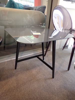 une table en verre sur laquelle est posé un miroir, dans un salon