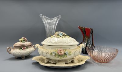 trois types différents de vases en verre et un bol posés sur une table