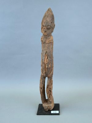 l'image d'une statue d'un homme avec un chapeau sur la tête