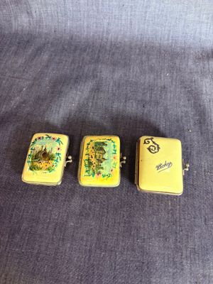 trois briquets jaunes posés sur un tissu bleu