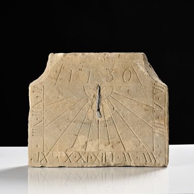 un cadran solaire posé sur une table, sur fond noir
