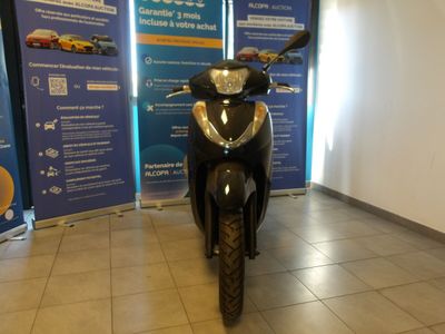 une moto garée dans un showroom