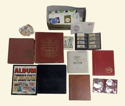 une boîte contenant des livres et d'autres objets qui se trouvent sur la table