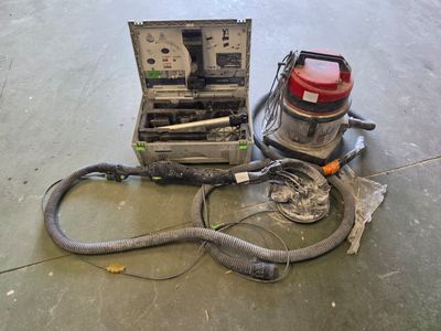 un aspirateur posé sur le sol à côté d'une boîte