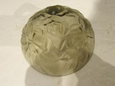 un vase en verre avec un motif sur une surface blanche