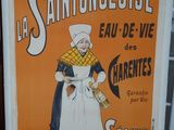 affiche représentant une femme en tablier blanc tenant un couteau devant une fenêtre