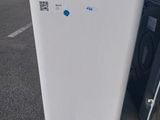 un réfrigérateur blanc posé sur une palette à côté d'une voiture