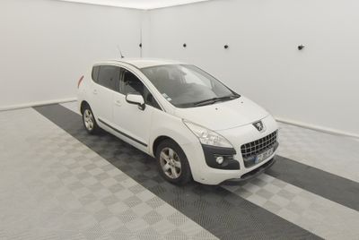 la photo d'une voiture blanche garée dans un garage