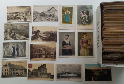 de nombreuses vieilles photos de personnes et de bâtiments accrochées au mur