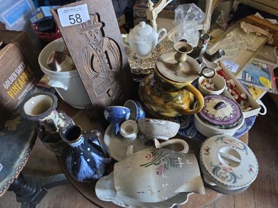 une table sur laquelle sont posés de nombreux objets anciens