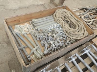 une boîte en bois remplie de différents types d'outils