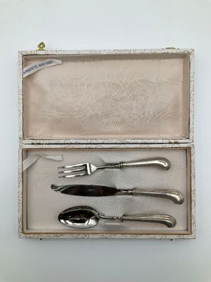 une boîte contenant un service d'argenterie