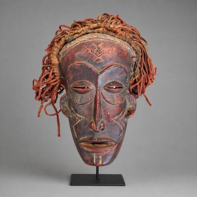 CHOKWE Masque Mwana pwo en patine rouge et portant sa coiffe…
