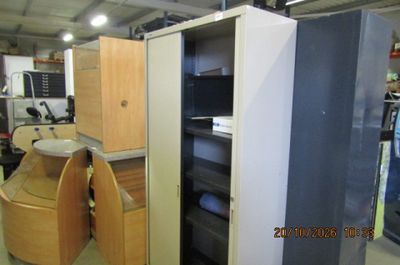 une armoire haute à deux portes, ouverte, dans une pièce