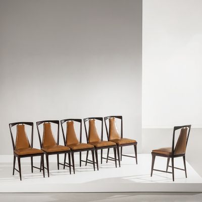 quatre chaises et une table dans une pièce au sol blanc