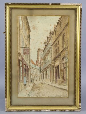 une vieille photo représentant une rue avec des immeubles et un homme qui marche dans la rue