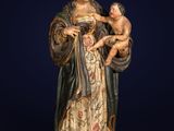 une statue de femme tenant un bébé dans ses bras