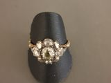 une photo d'une bague en diamant posée sur un présentoir à bagues