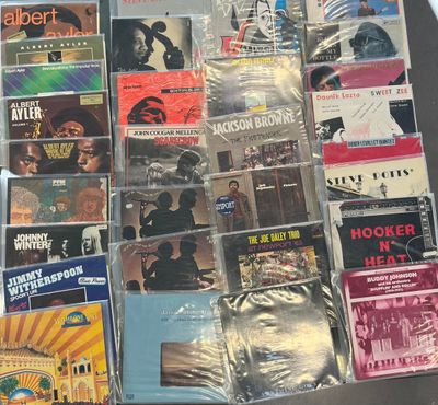 beaucoup de cd et de cd sur la table