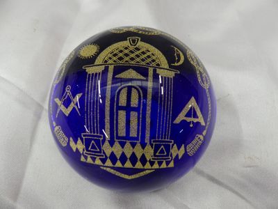 une image représentant une boule de verre bleue sur laquelle figure un bâtiment
