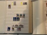 un livre ouvert avec des timbres, posé sur une table
