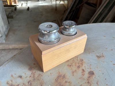 BOITE DE POIDS comprenant un d'un kilogramme et un autre de … - Photo 1