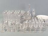 beaucoup de verres à vin et un saladier sur la table