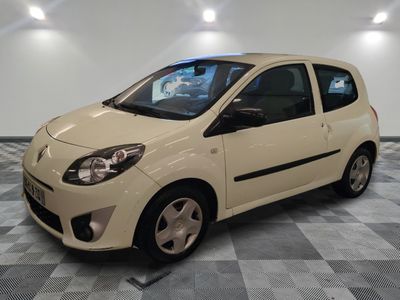 une photo d'une petite voiture blanche dans un showroom