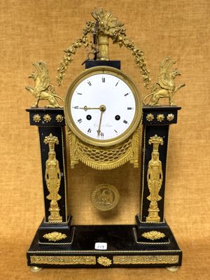 une horloge noire et or posée sur une table