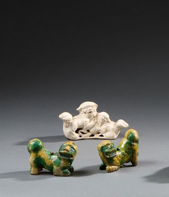 trois petites figurines représentant des animaux et un homme allongé sur un canapé